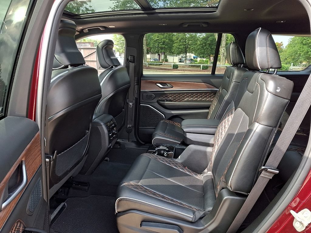 Used 2023 Jeep Grand Cherokee L Summit w/ High Altitude Package AWD/4WD image 10