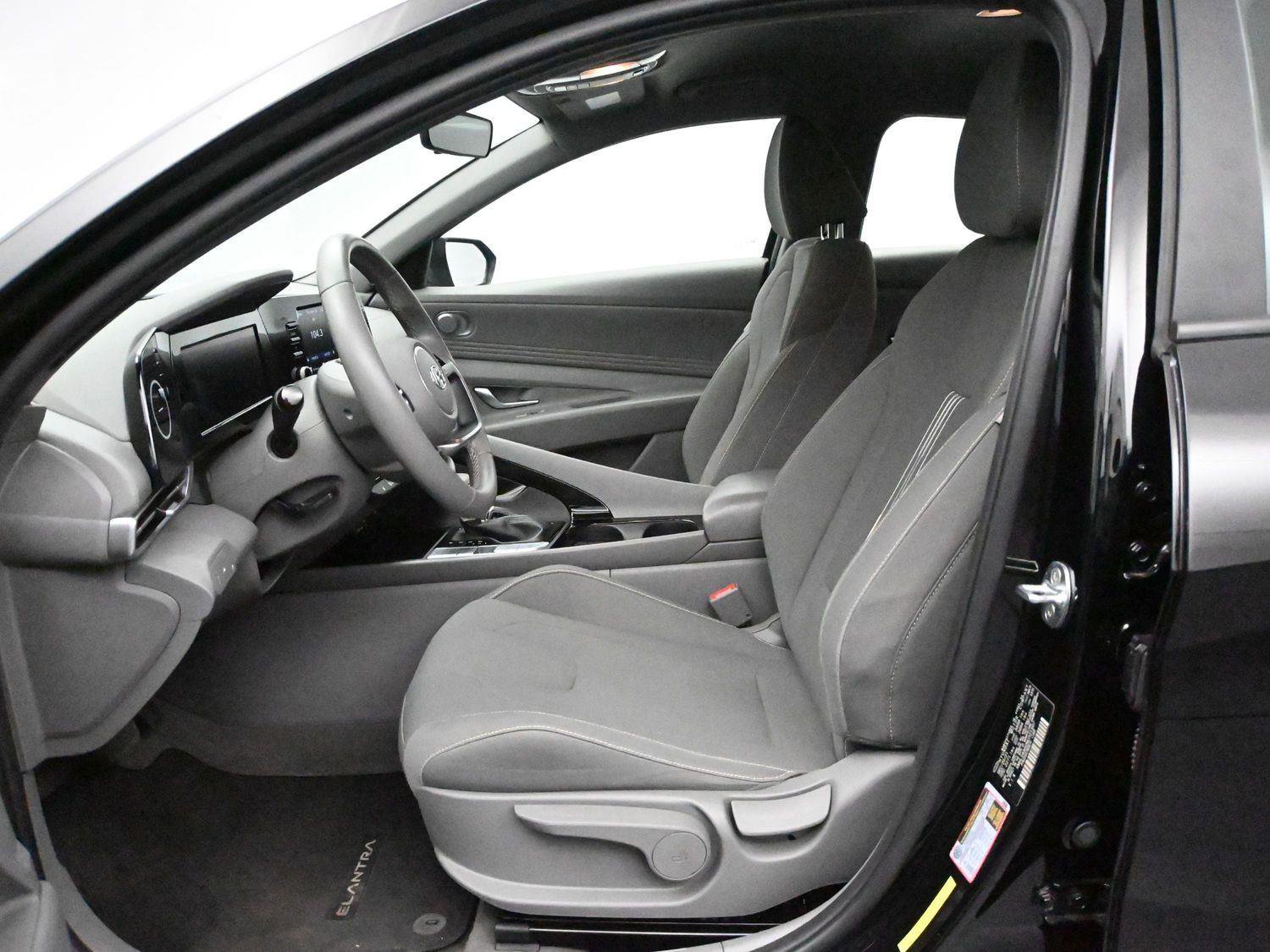 Used 2022 Hyundai Elantra SEL w/ Convenience Package FWD image 6