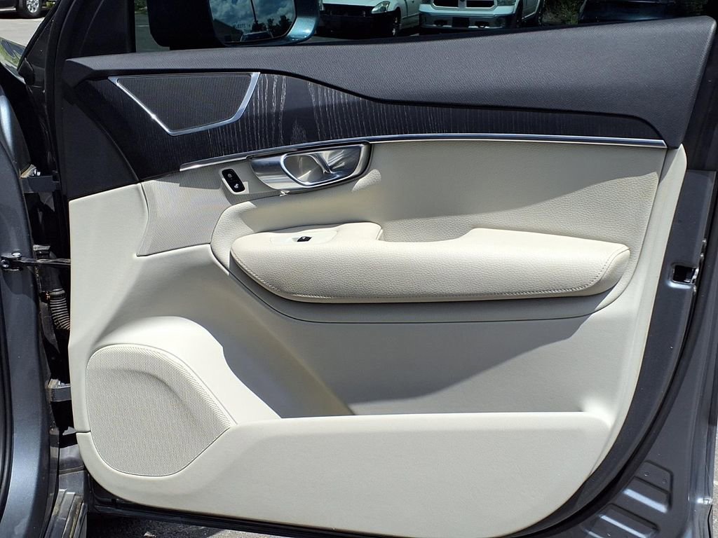 Used 2020 Volvo XC90 T5 Momentum w/ Protection Package Premier FWD image 12