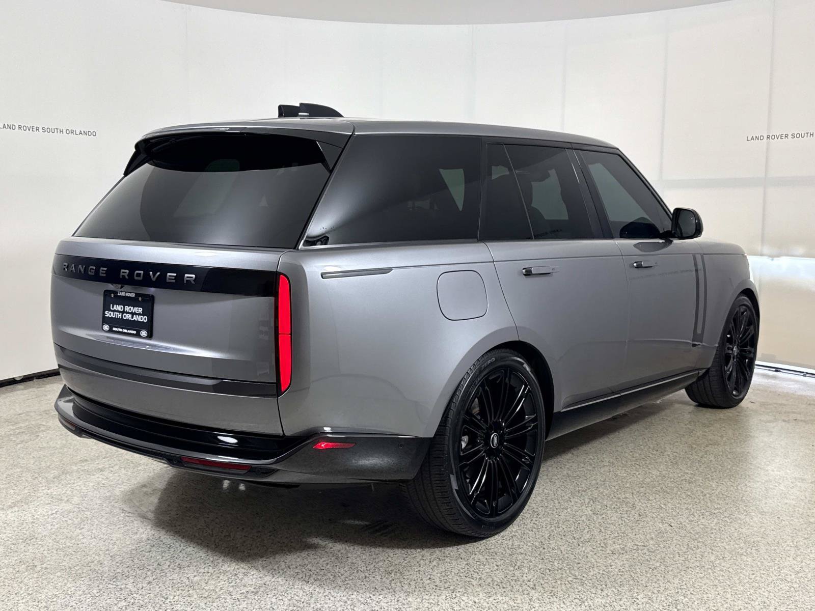 Used 2024 Land Rover Range Rover SE AWD/4WD image 5