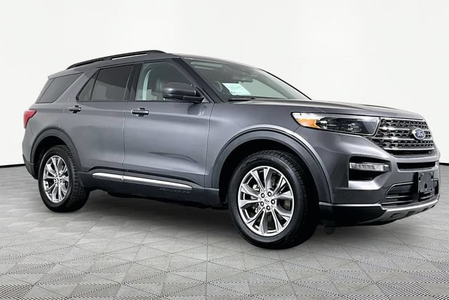 Used 2022 Ford Explorer XLT w/ Equipment Group 202A AWD/4WD image 3