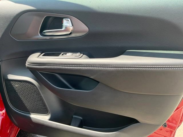 New 2026 Chrysler Pacifica Select AWD/4WD image 26