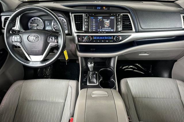 Used 2016 Toyota Highlander Plus w/ Preferred Accessory Package FWD image 16