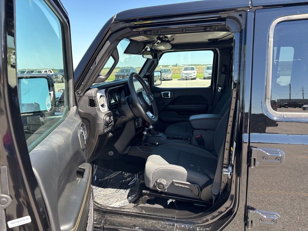 Used 2025 Jeep Wrangler Unlimited Sahara AWD/4WD image 30