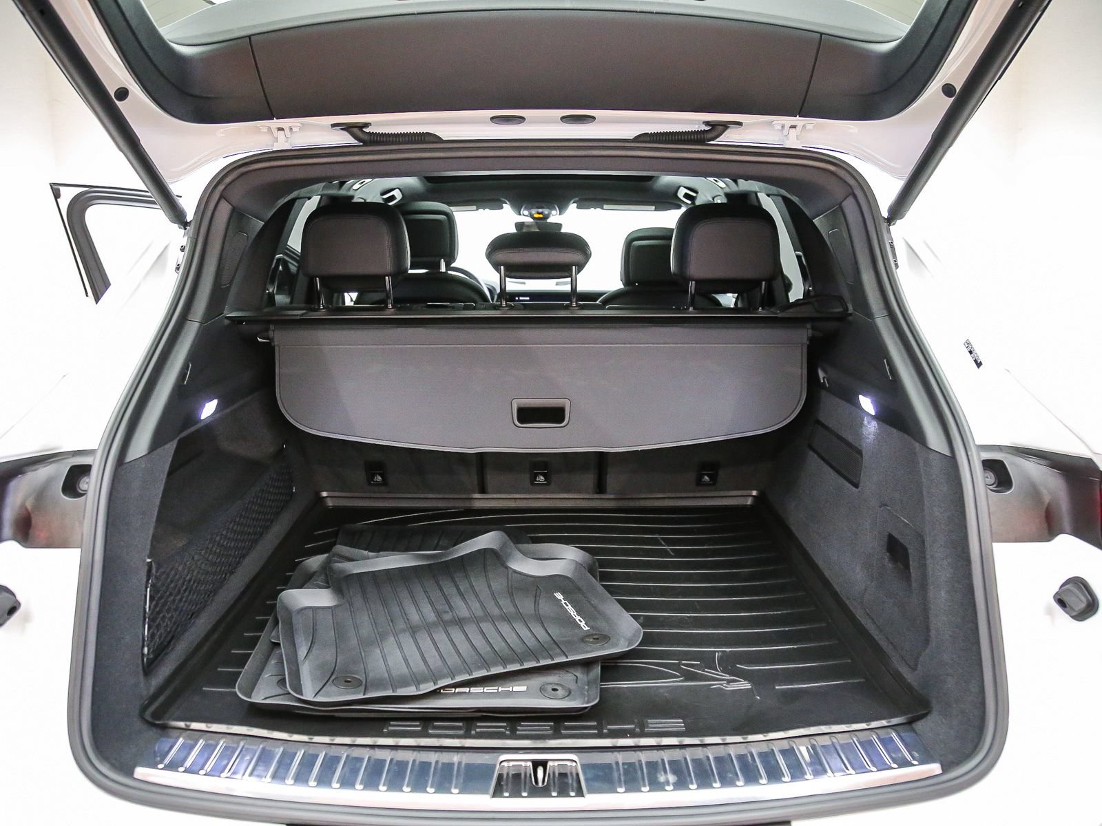 Certified 2025 Porsche Cayenne AWD/4WD image 30