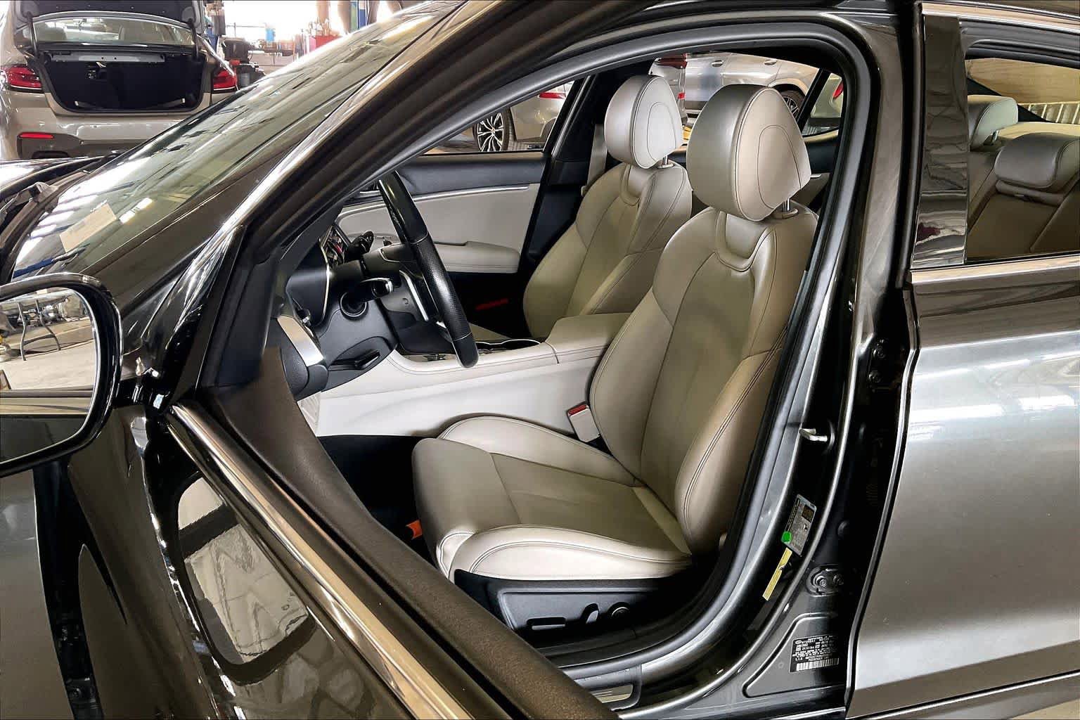 Used 2022 Genesis G70 2.0T image 7
