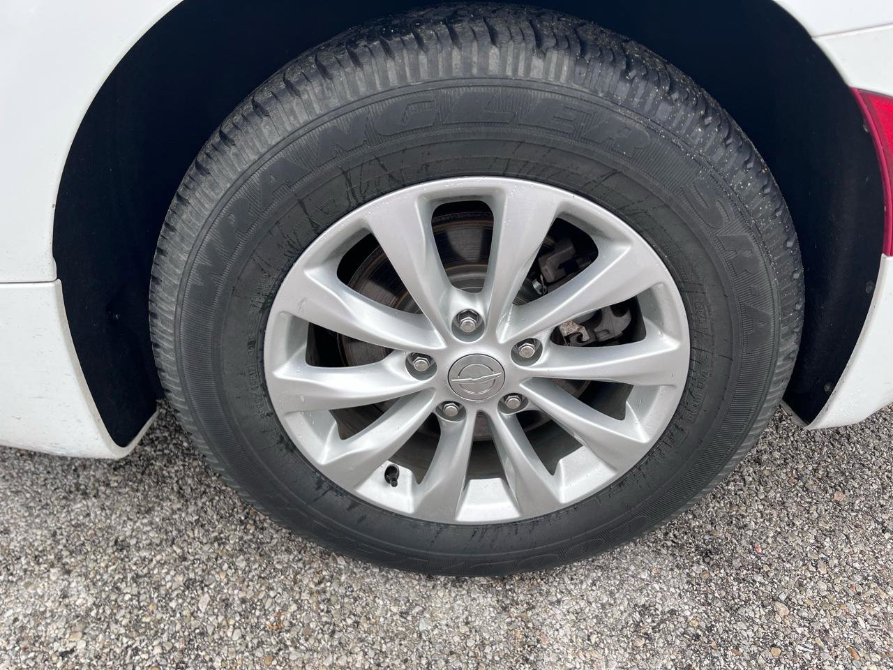 Used 2018 Chrysler Pacifica Touring-L image 9