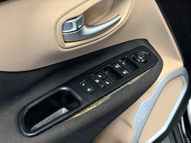 Used 2016 Jeep Renegade Latitude image 17