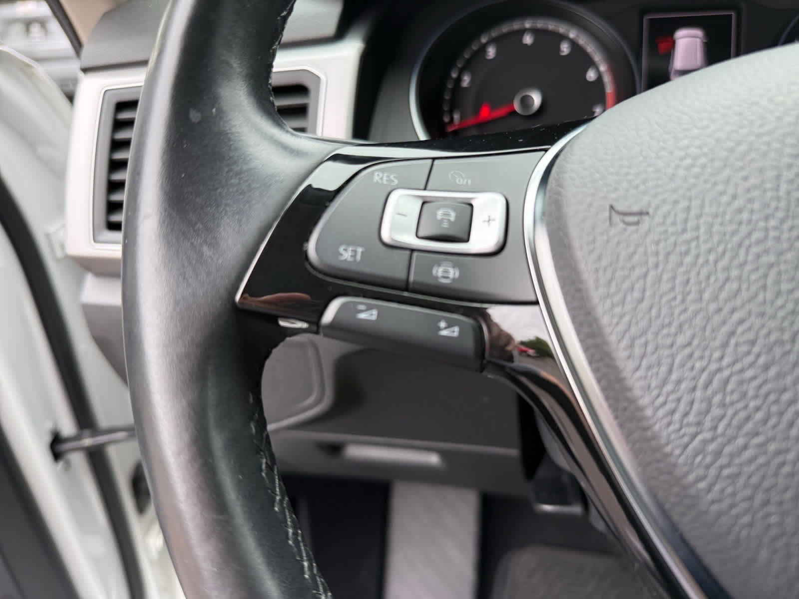 Used 2019 Volkswagen Atlas SE FWD image 24