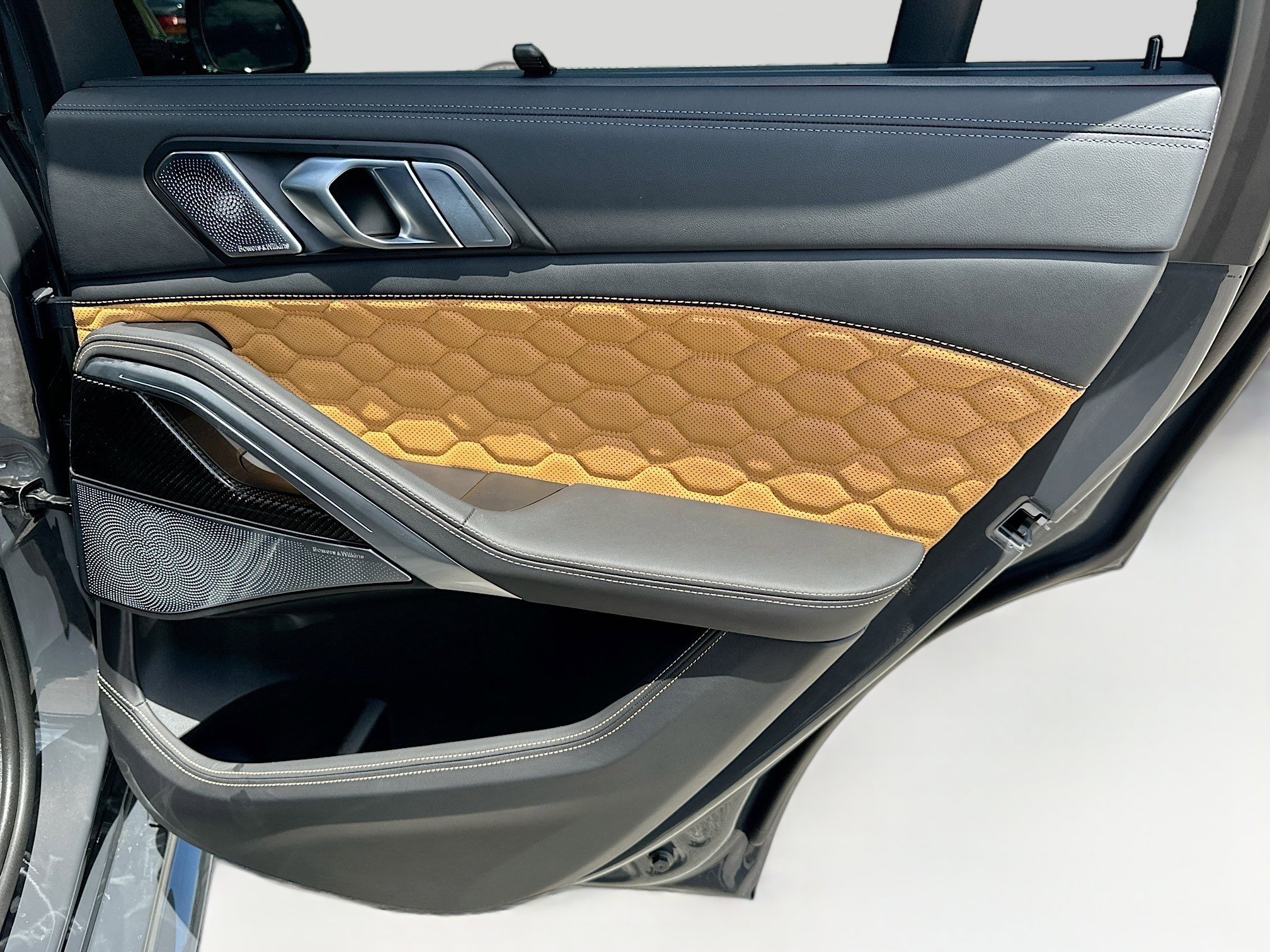 Used 2025 BMW X6 M Competition w/ Executive Package image 33