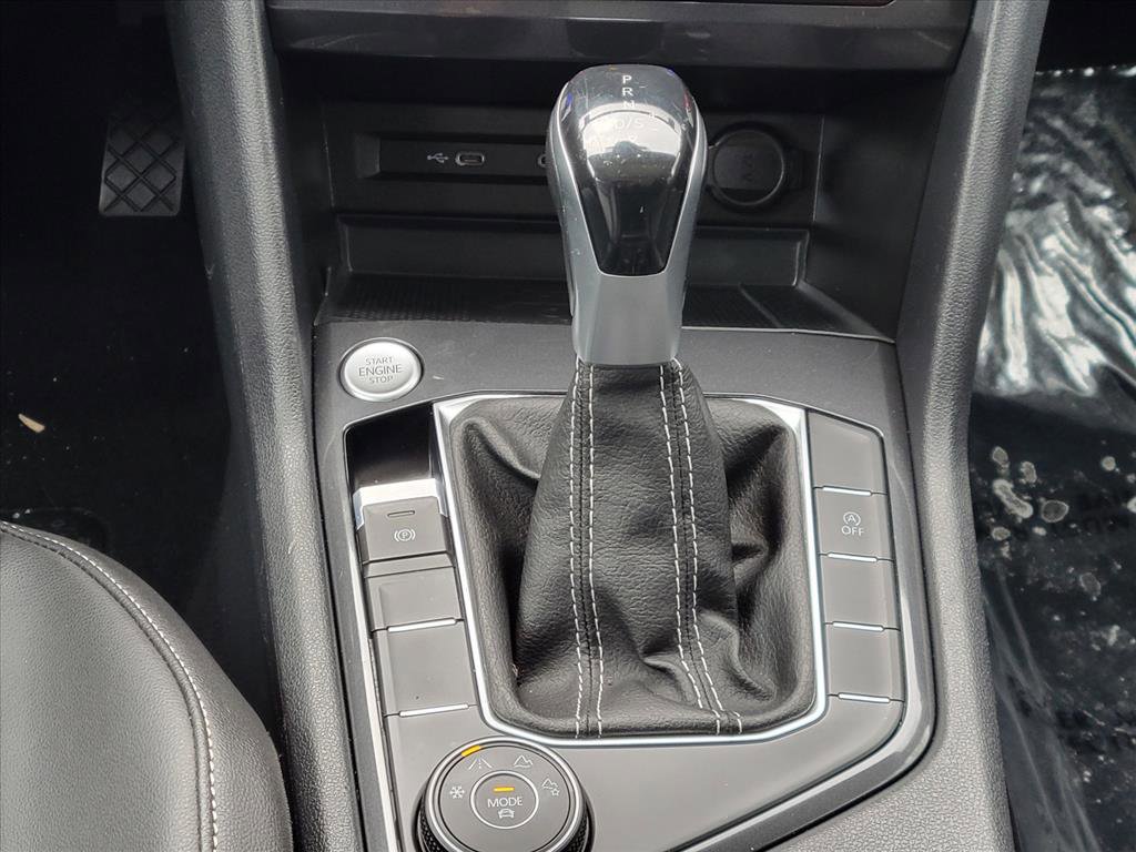 Used 2022 Volkswagen Tiguan SE w/ Panoramic Sunroof Package image 11