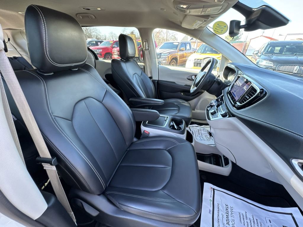 Used 2023 Chrysler Pacifica Touring-L image 24