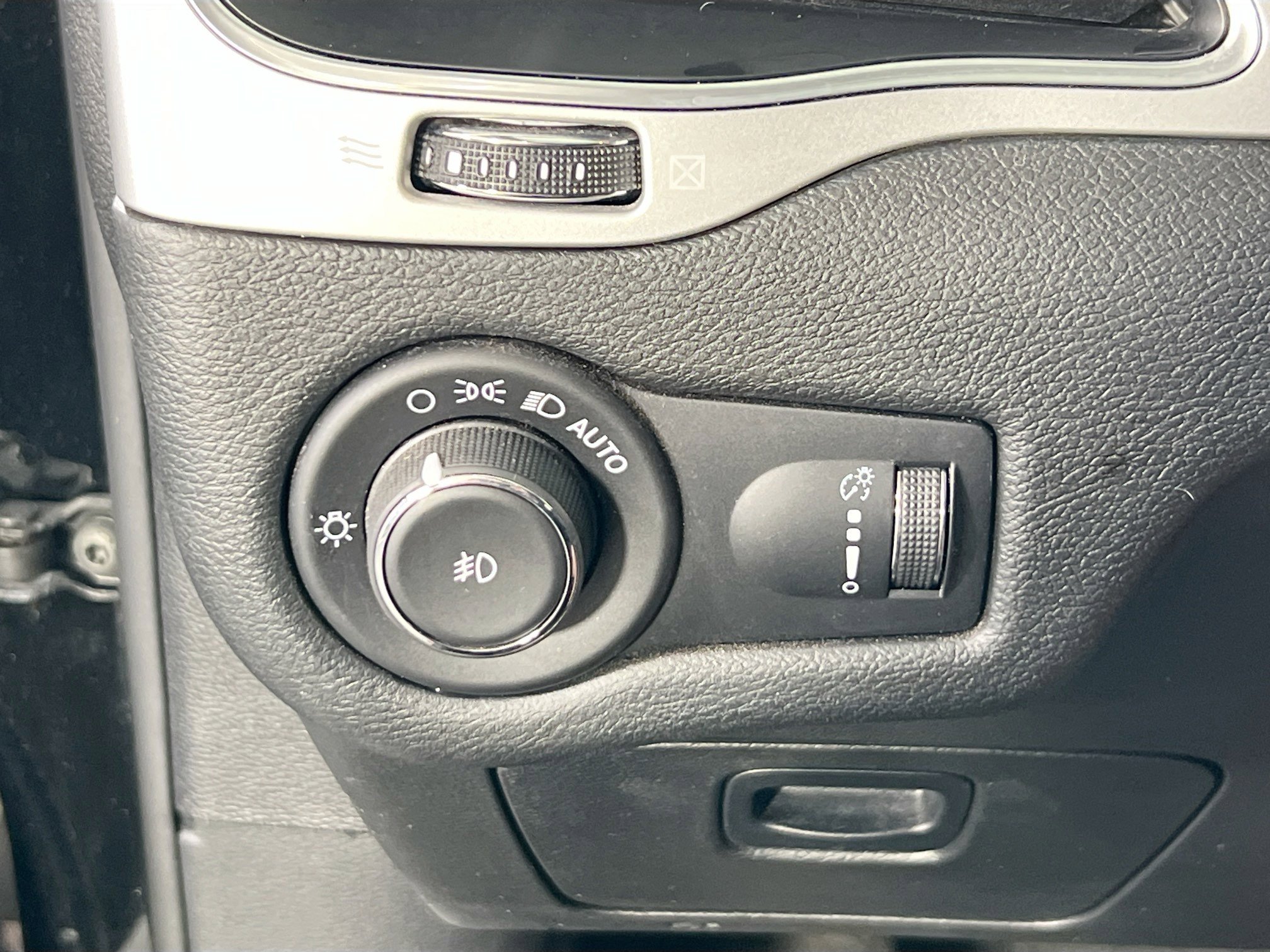 Used 2022 Jeep Cherokee Latitude w/ Sun & Sound Group image 10