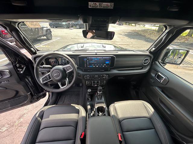 Used 2025 Jeep Wrangler Unlimited Sahara AWD/4WD image 11