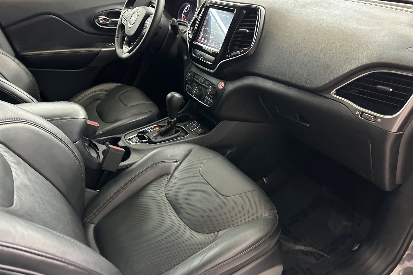 Used 2019 Jeep Cherokee Limited FWD image 34