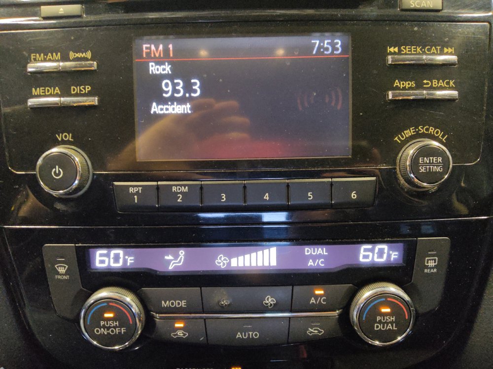 Used 2016 Nissan Rogue SV FWD image 25