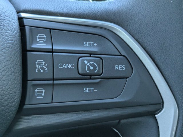 Used 2025 Jeep Grand Cherokee Laredo RWD image 26