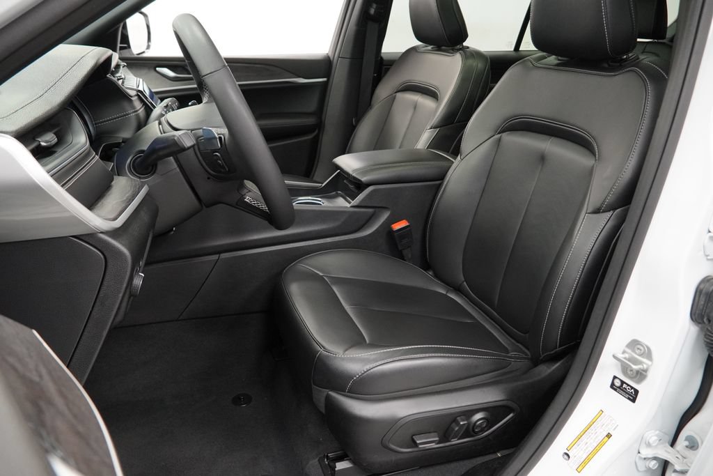 Certified 2025 Jeep Grand Cherokee L Limited AWD/4WD image 16