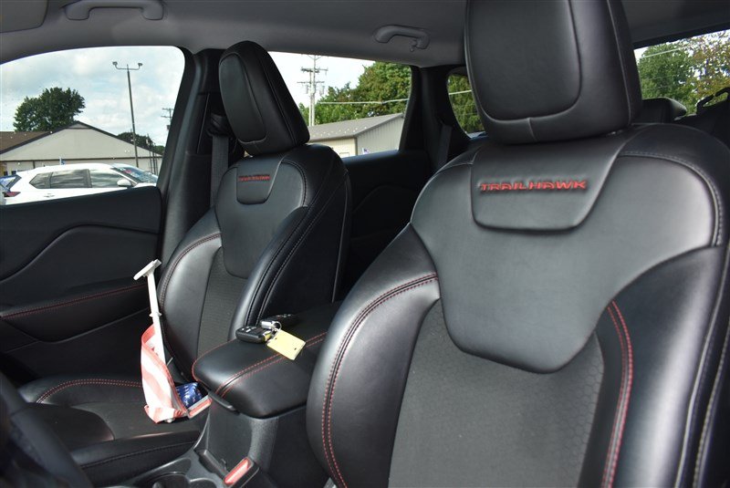 Used 2022 Jeep Cherokee Trailhawk w/ Comfort/Convenience Group AWD/4WD image 12
