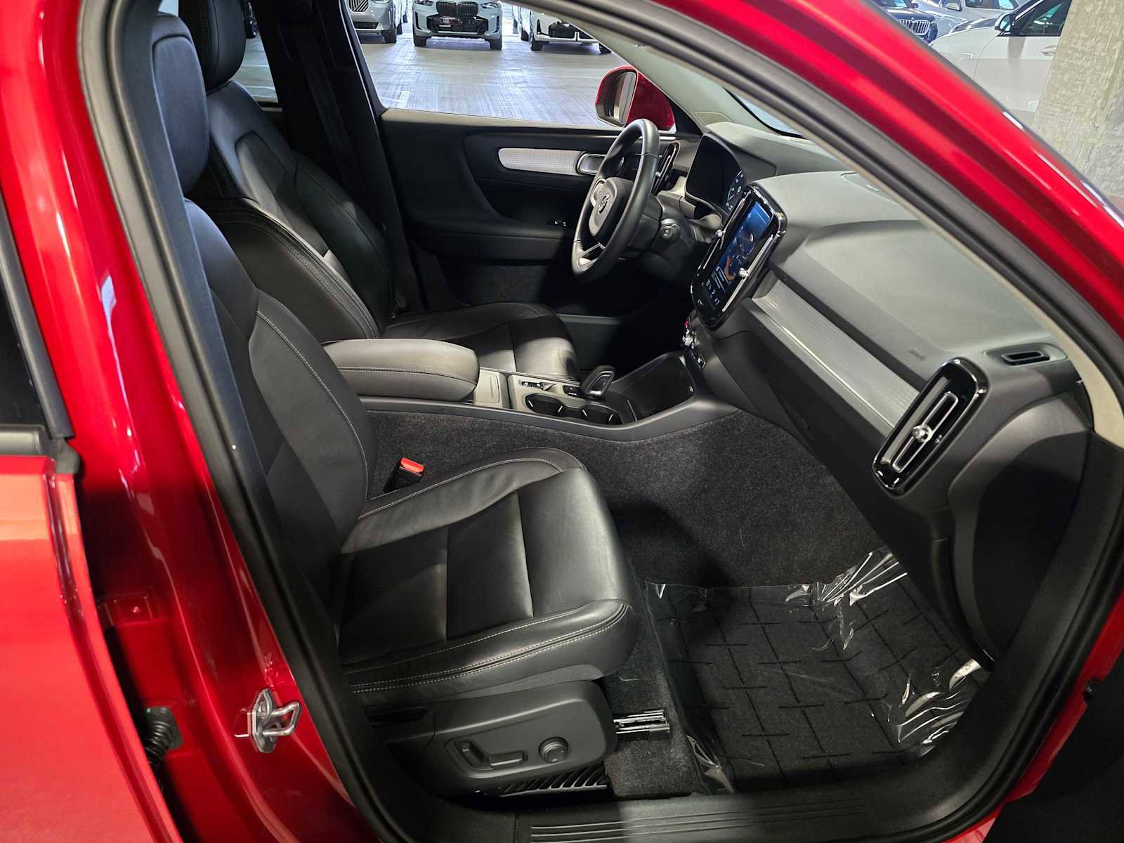 Used 2019 Volvo XC40 T5 Momentum image 32