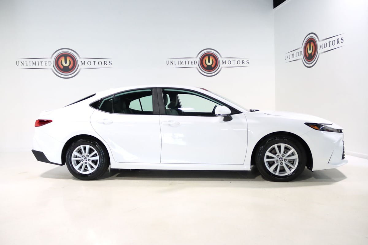 Used 2026 Toyota Camry SE FWD image 28
