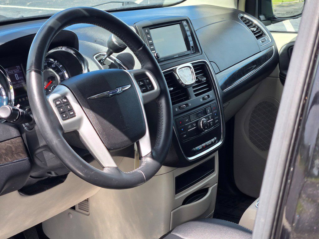 Used 2014 Chrysler Town & Country Touring FWD image 22