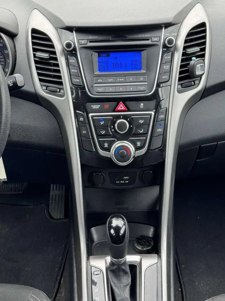 Used 2017 Hyundai Elantra GT FWD image 17