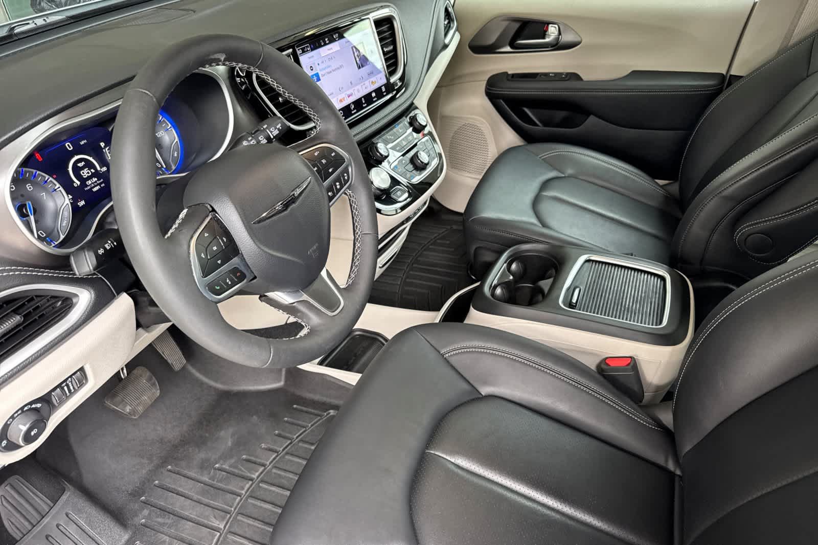 Used 2024 Chrysler Pacifica Touring-L FWD image 11