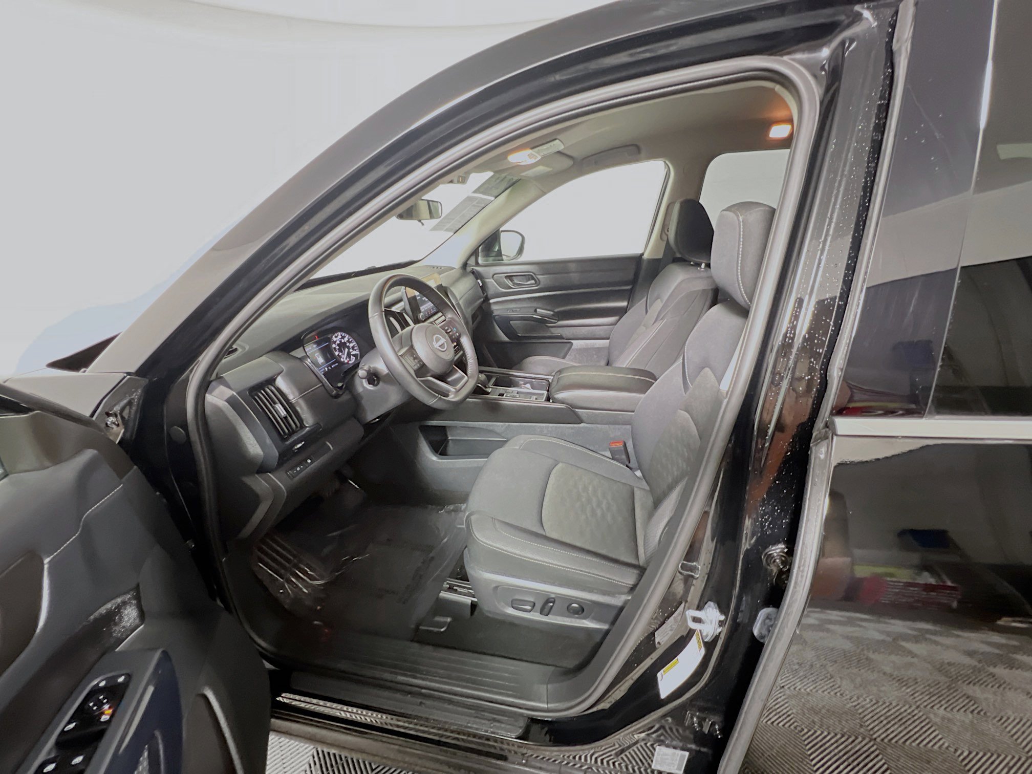 Used 2024 Nissan Pathfinder SV image 15