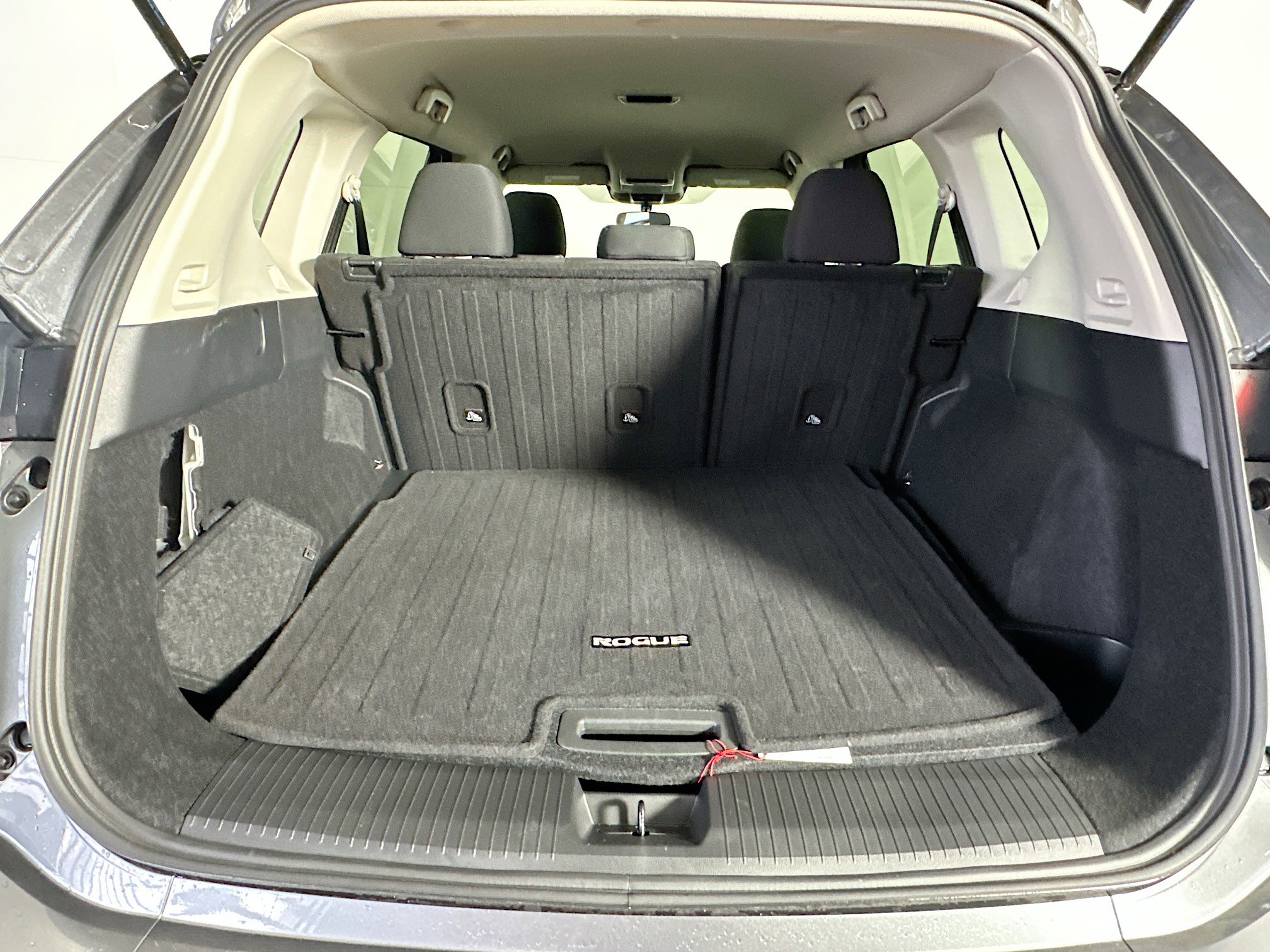 Used 2025 Nissan Rogue S image 28