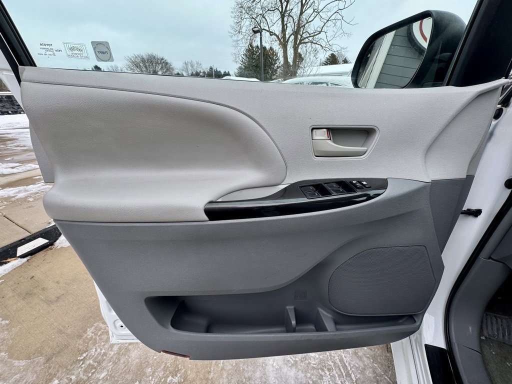 Used 2014 Toyota Sienna LE image 25