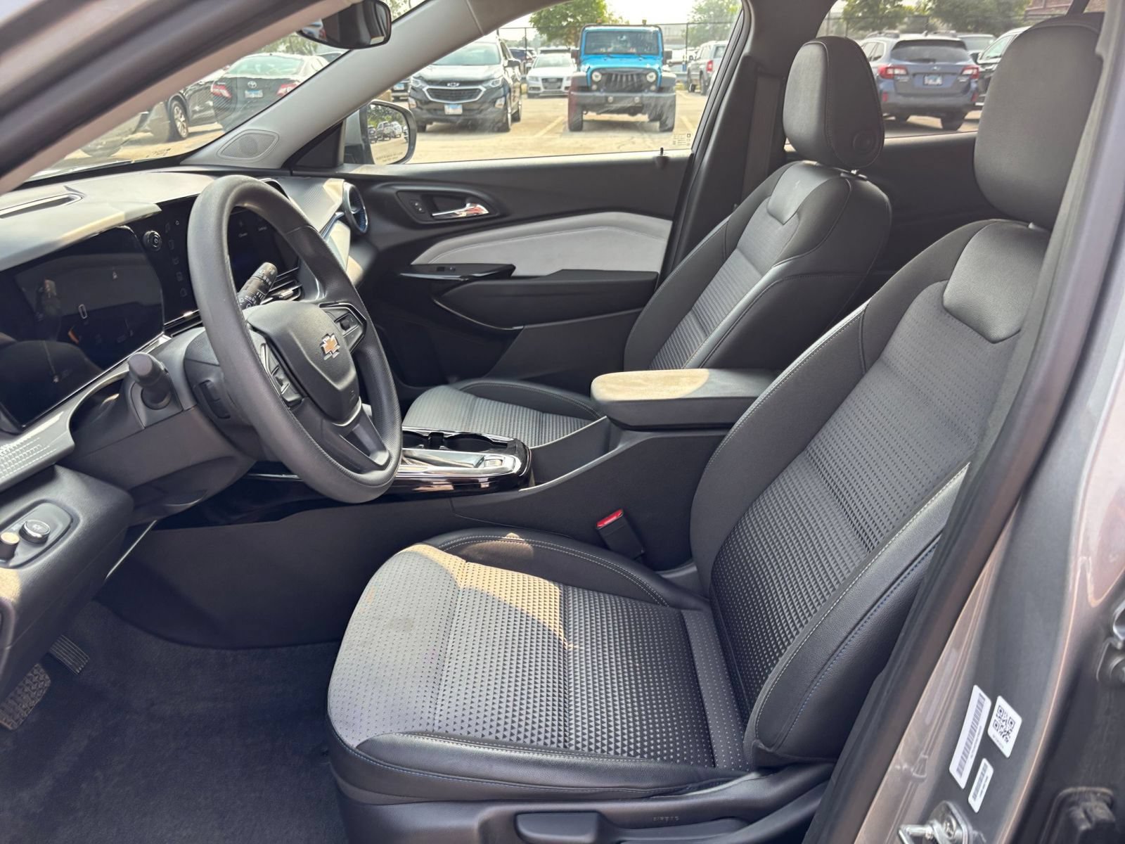 Used 2025 Chevrolet Trax LT FWD image 25