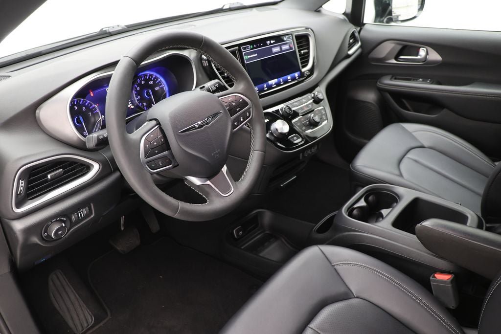Used 2025 Chrysler Pacifica Select FWD image 13