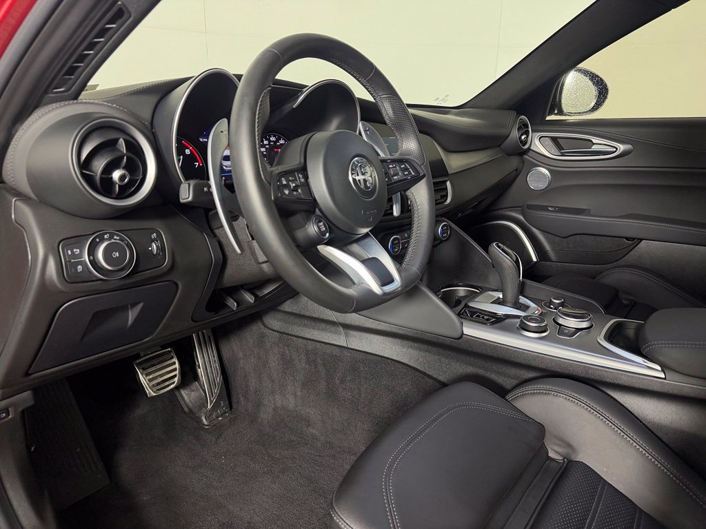 Used 2023 Alfa Romeo Giulia Veloce RWD image 15