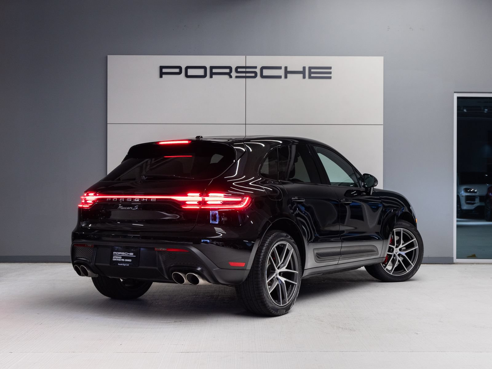 Certified 2023 Porsche Macan S AWD/4WD image 7