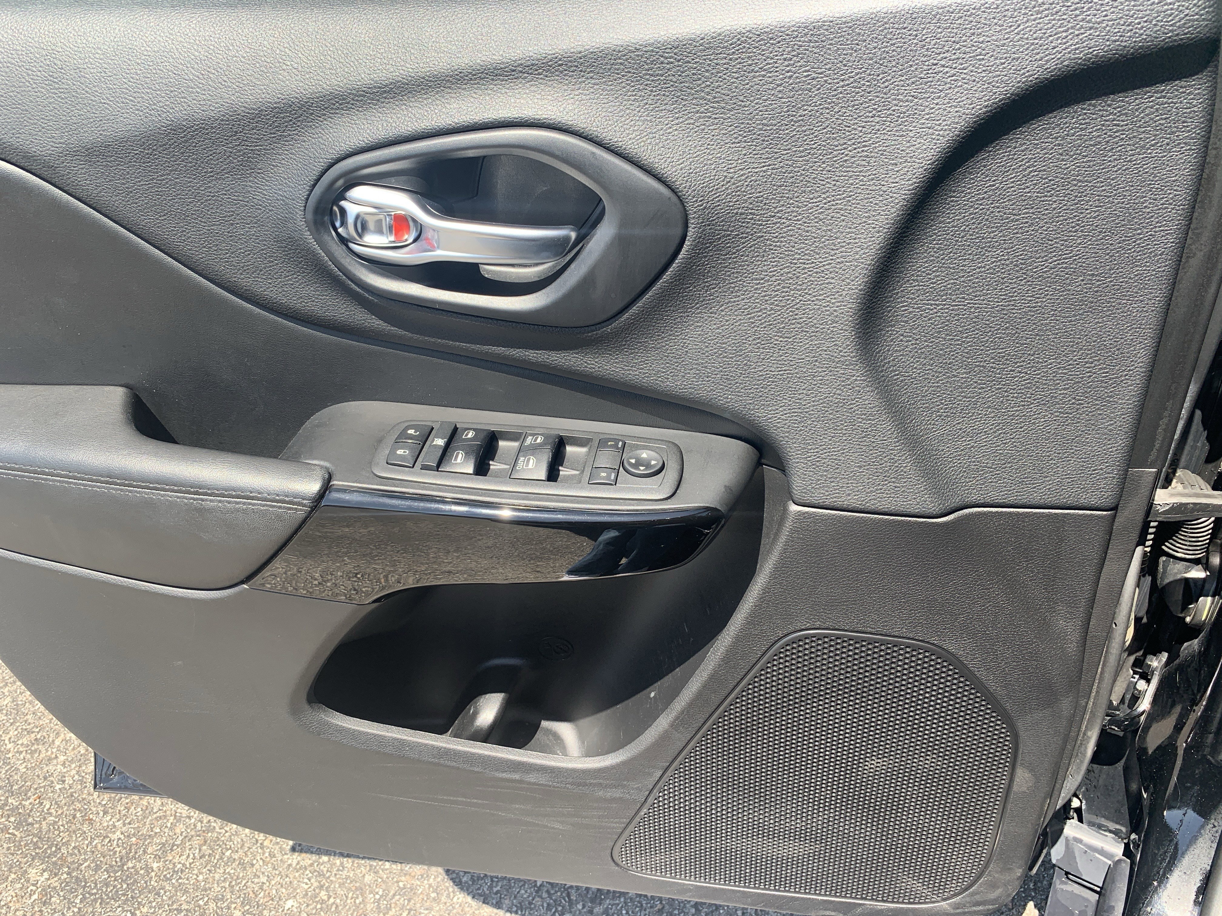 Used 2019 Jeep Cherokee Latitude Plus image 13