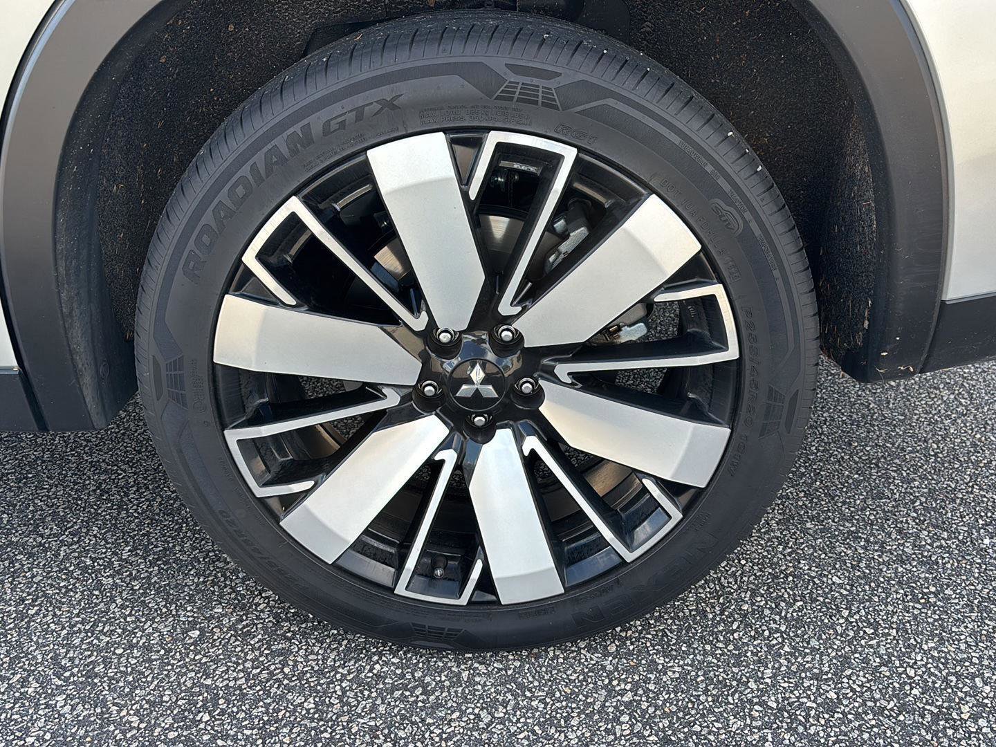 Used 2025 Mitsubishi Outlander SE image 6