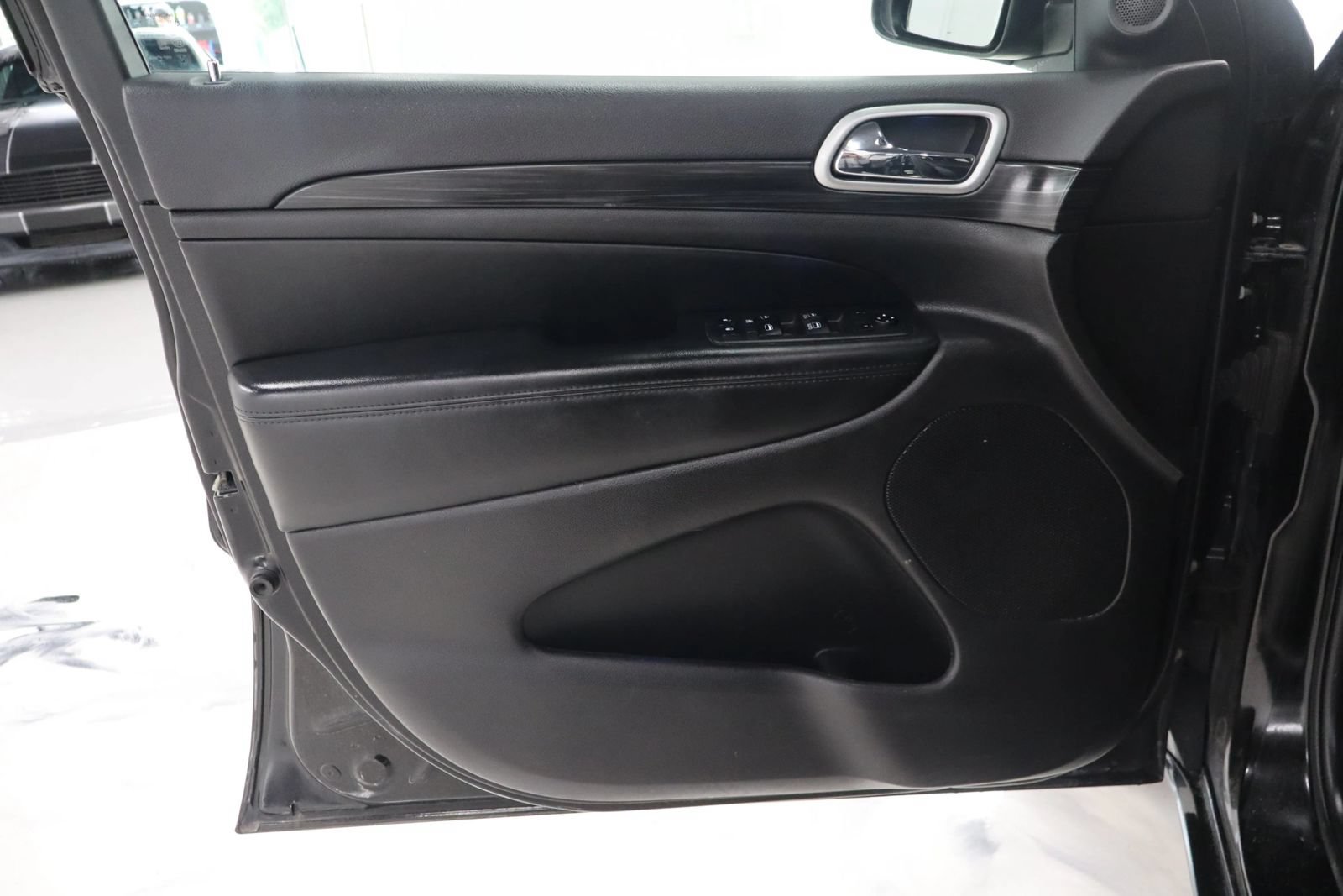 Used 2019 Jeep Grand Cherokee Altitude AWD/4WD image 13
