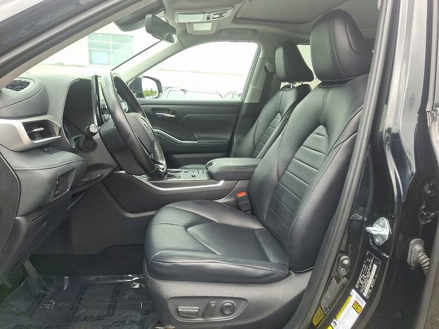 Used 2021 Toyota Highlander XLE AWD/4WD image 12