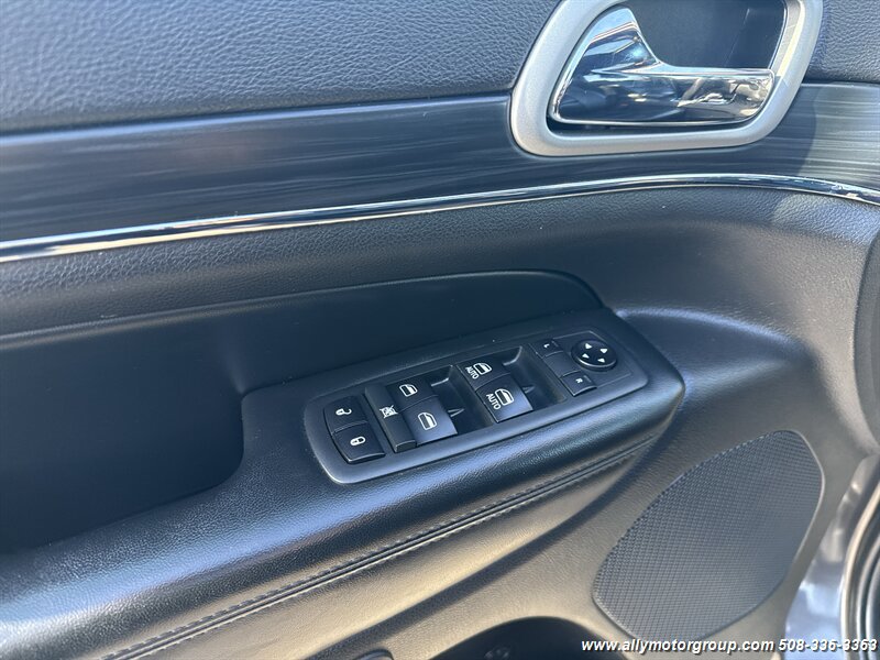 Used 2020 Jeep Grand Cherokee Limited AWD/4WD image 18