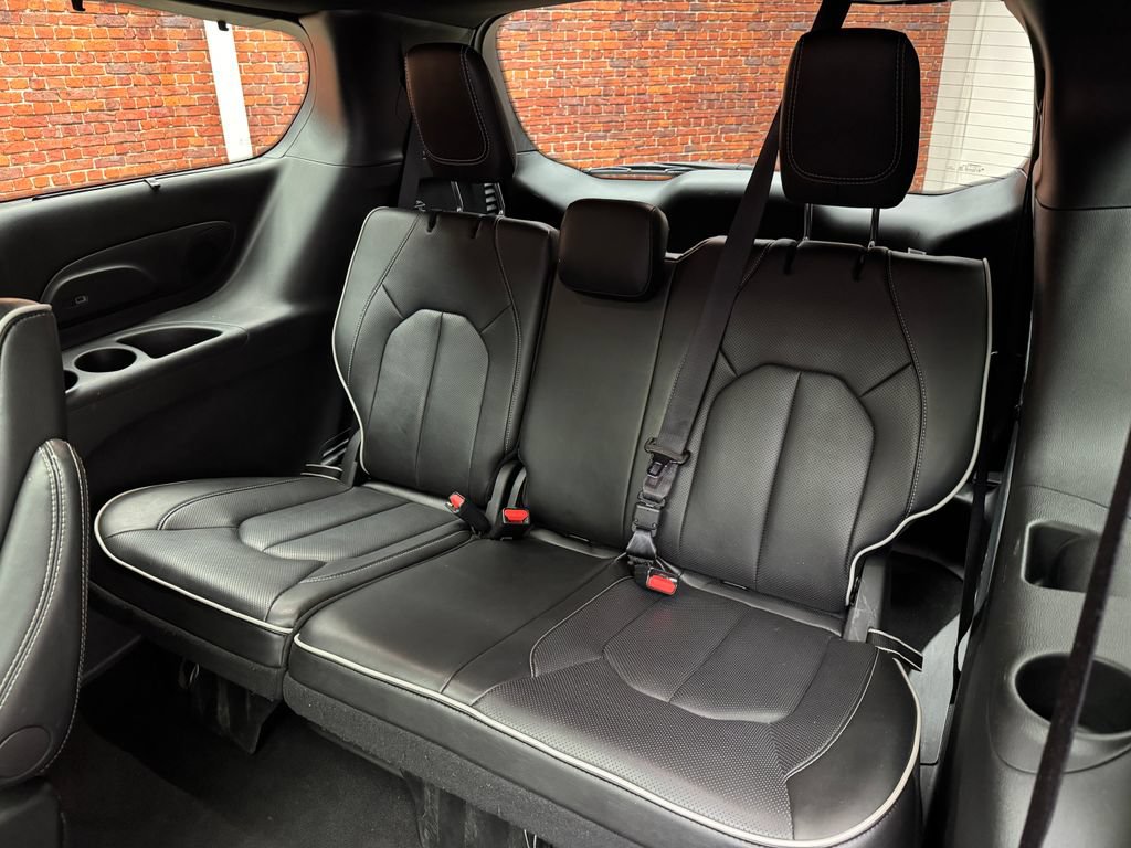 Used 2025 Chrysler Pacifica Limited FWD image 28