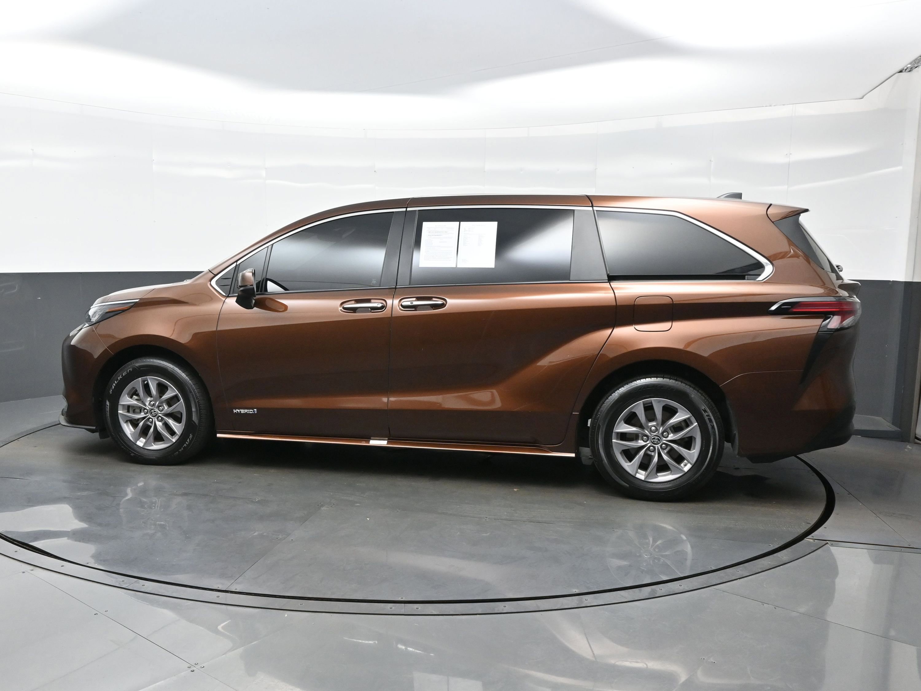 Used 2021 Toyota Sienna XLE FWD image 3