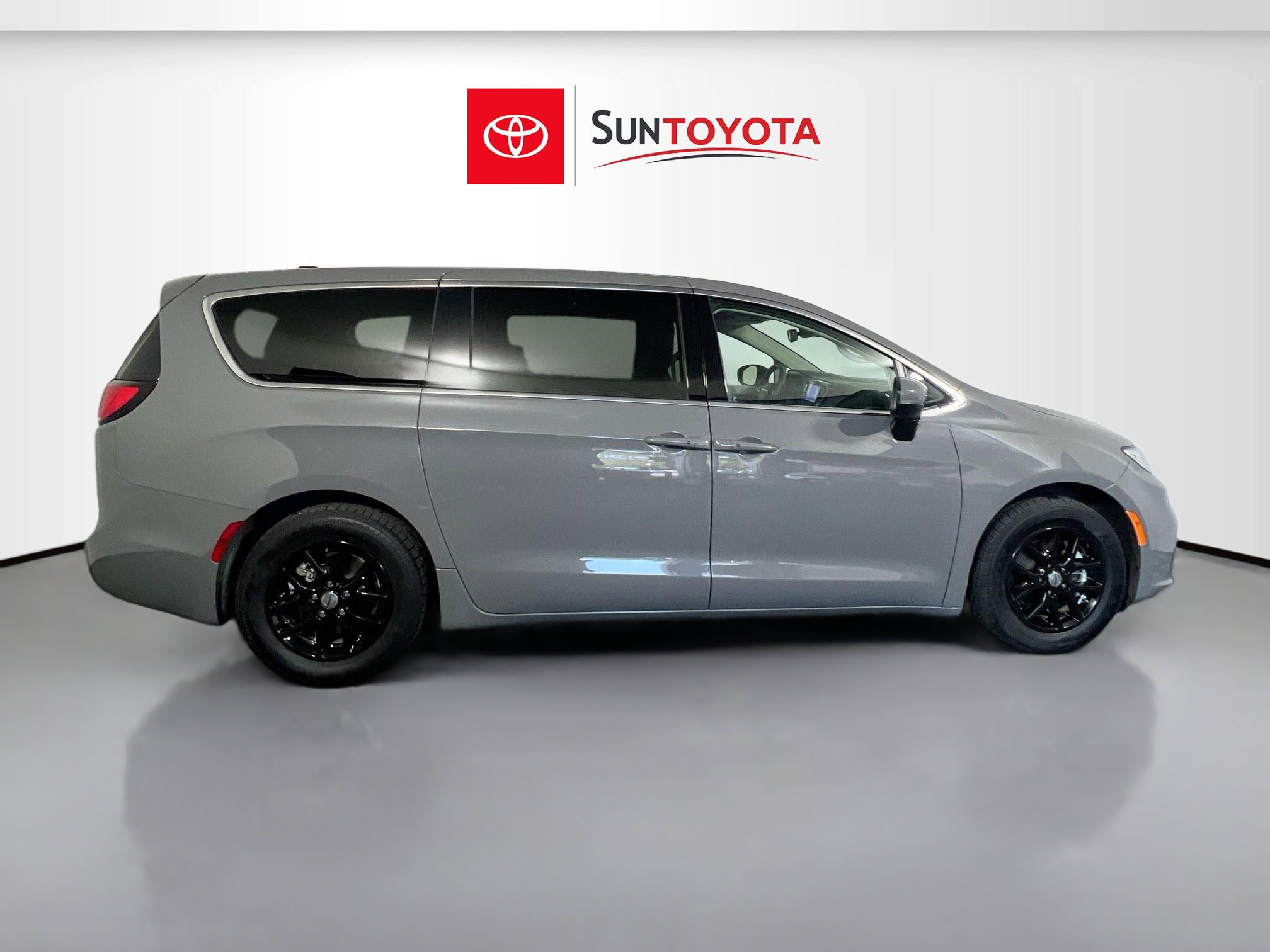 Used 2023 Chrysler Pacifica Touring-L image 2