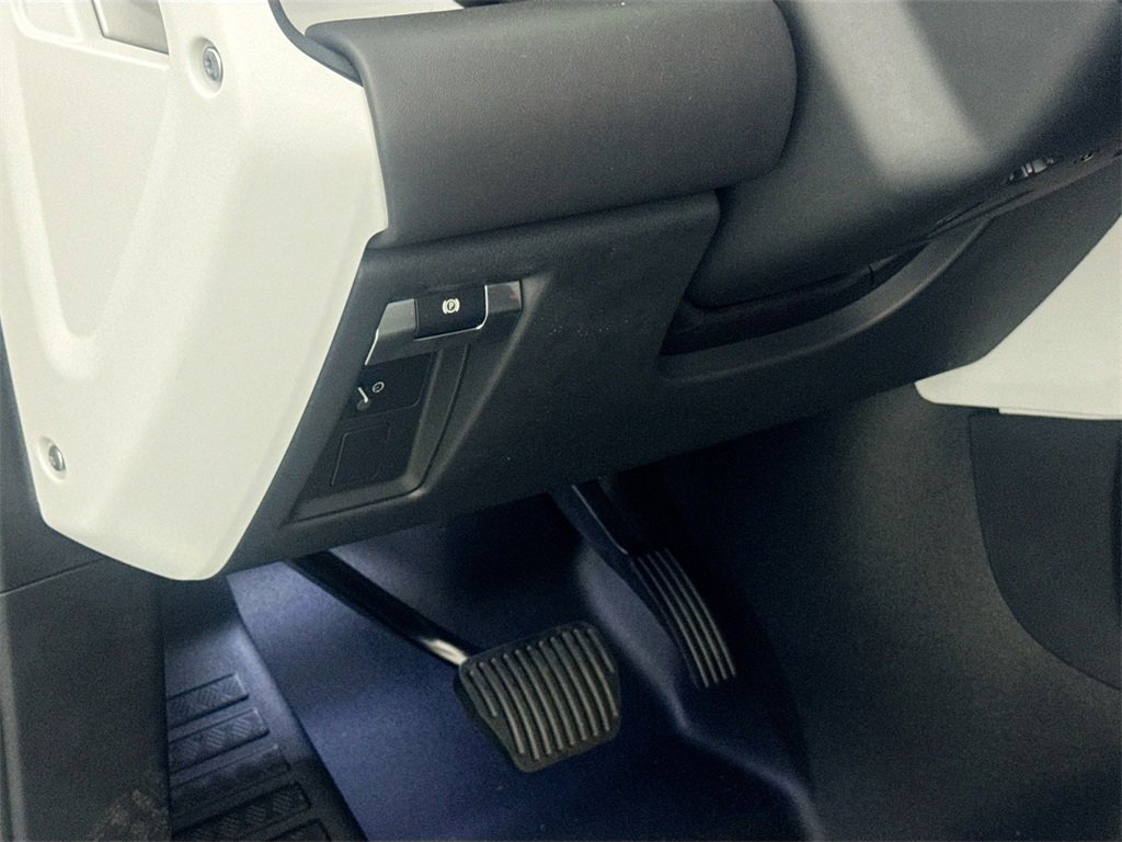 New 2026 Land Rover Defender 130 X-Dynamic SE image 10