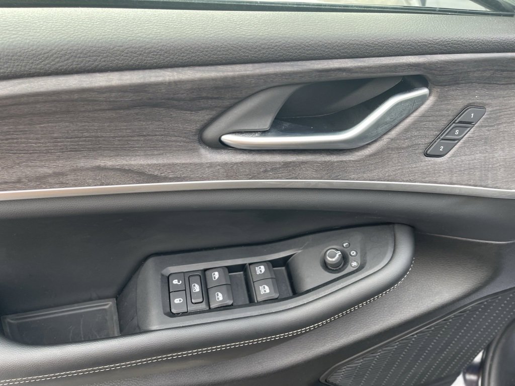 Used 2024 Jeep Grand Cherokee Limited w/ Luxury Tech Group II image 12