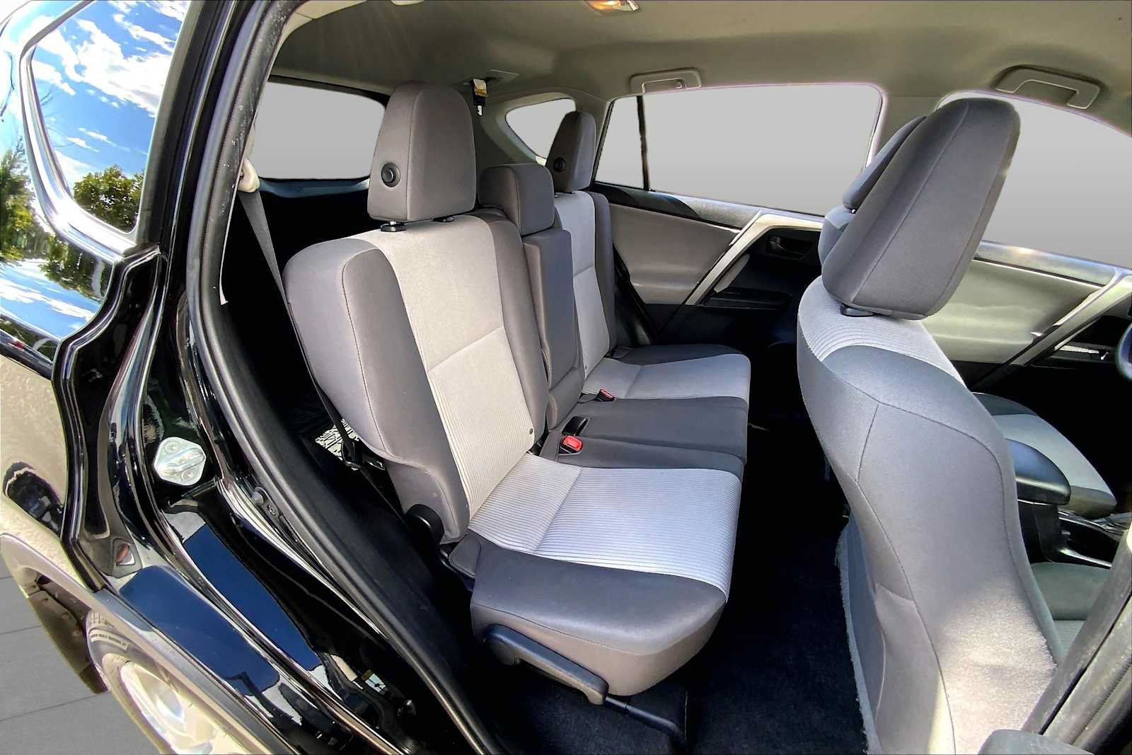 Used 2014 Toyota RAV4 LE AWD/4WD image 18