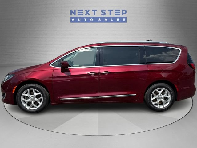 Used 2017 Chrysler Pacifica Touring-L Plus FWD image 4
