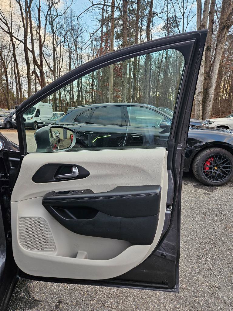 Used 2020 Chrysler Pacifica Limited image 37