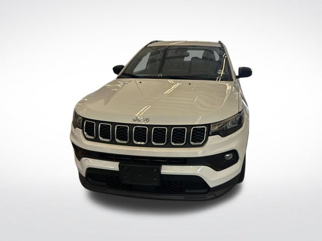 Used 2024 Jeep Compass Latitude AWD/4WD image 2
