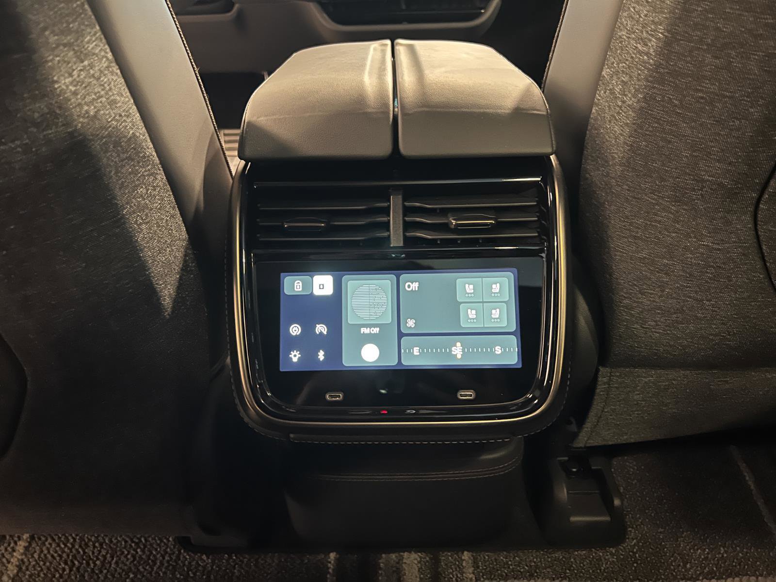 Used 2025 Rivian R1S Premium image 29